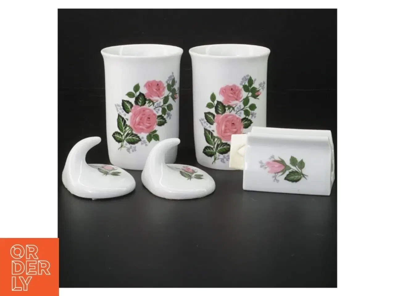 Billede 1 - Porcelænsbadeværelsessæt med rosendesign fra Jlona (str. Kop, 10 cm)