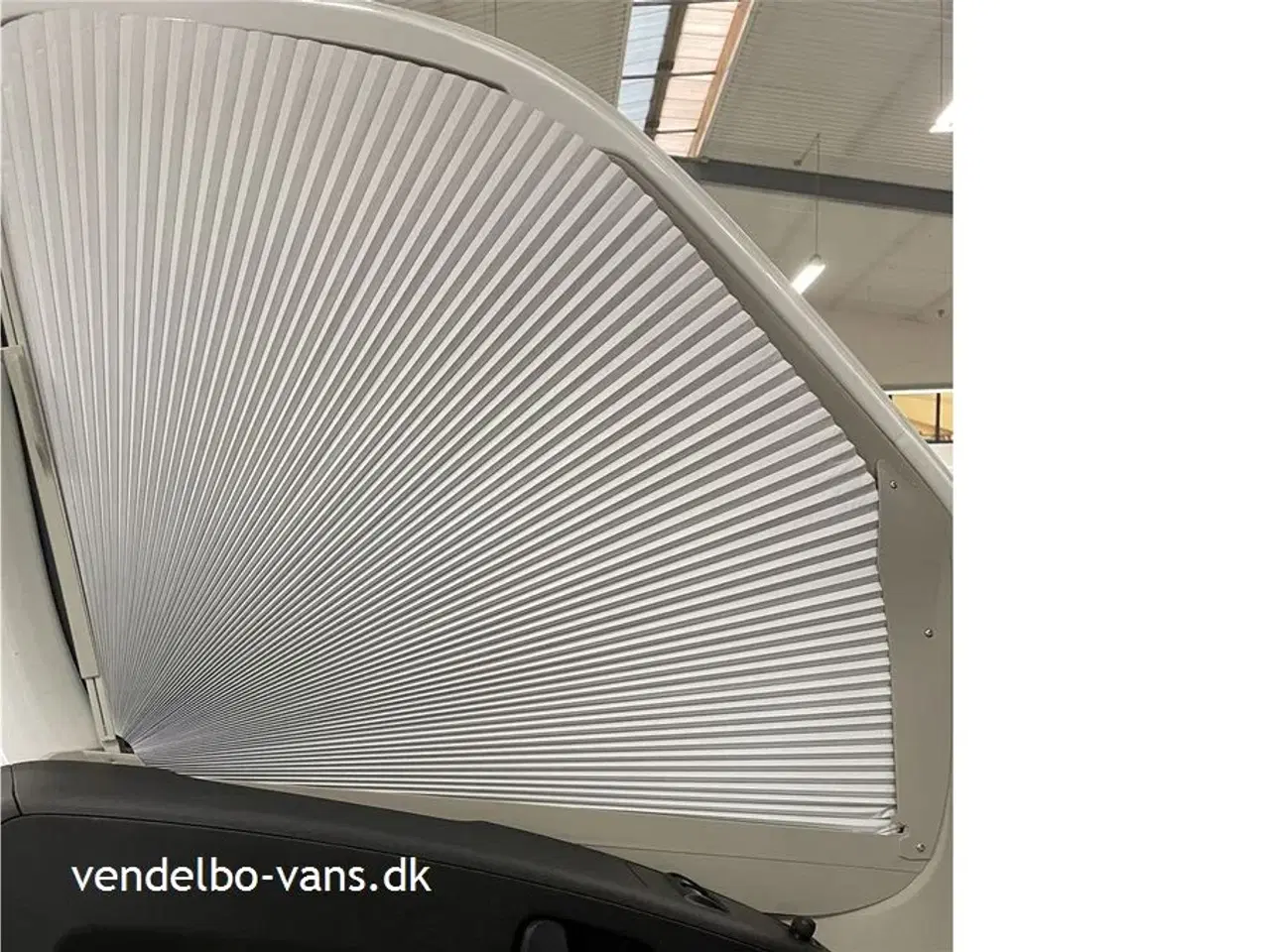 Billede 31 - 2018 - Adria Compact SLS   Smal camper på under 6 m længde - tryk på knappen og den vokser!