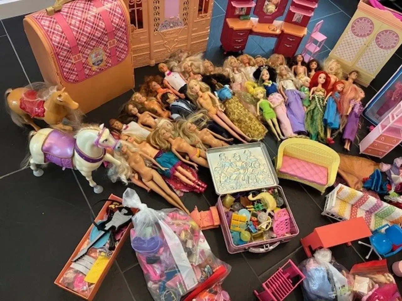 Billede 6 - Barbie dukker og tilbehør - 2 store flyttekasser