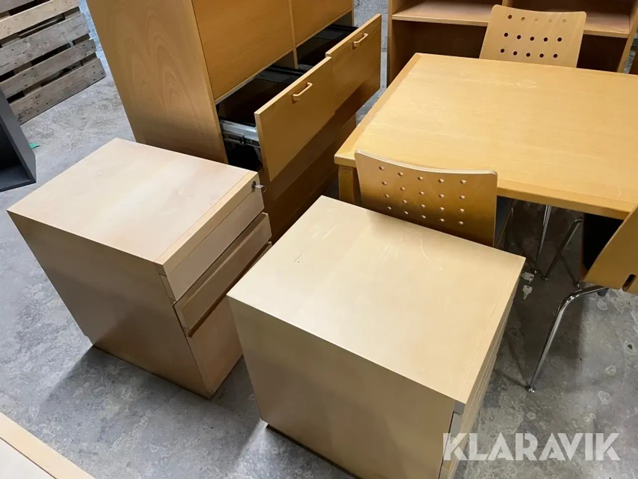 Billede 2 - Kontor inventar bord/stol/skabe