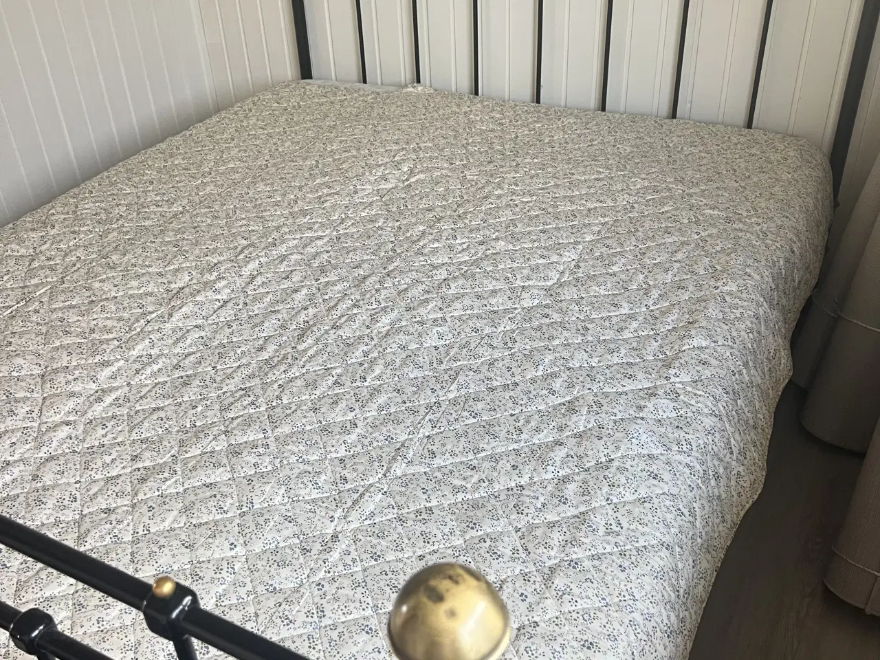 Billede 1 - Sort sengestel med tremmer