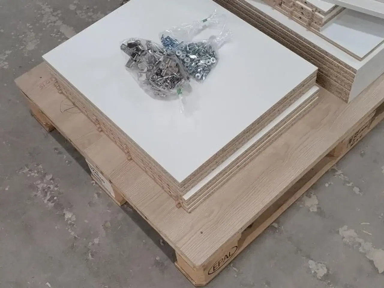 Billede 5 - 4 stk. usamlet underskabe H: 70,4 x B: 50 x D: 60,0 med låge og 4 hylder