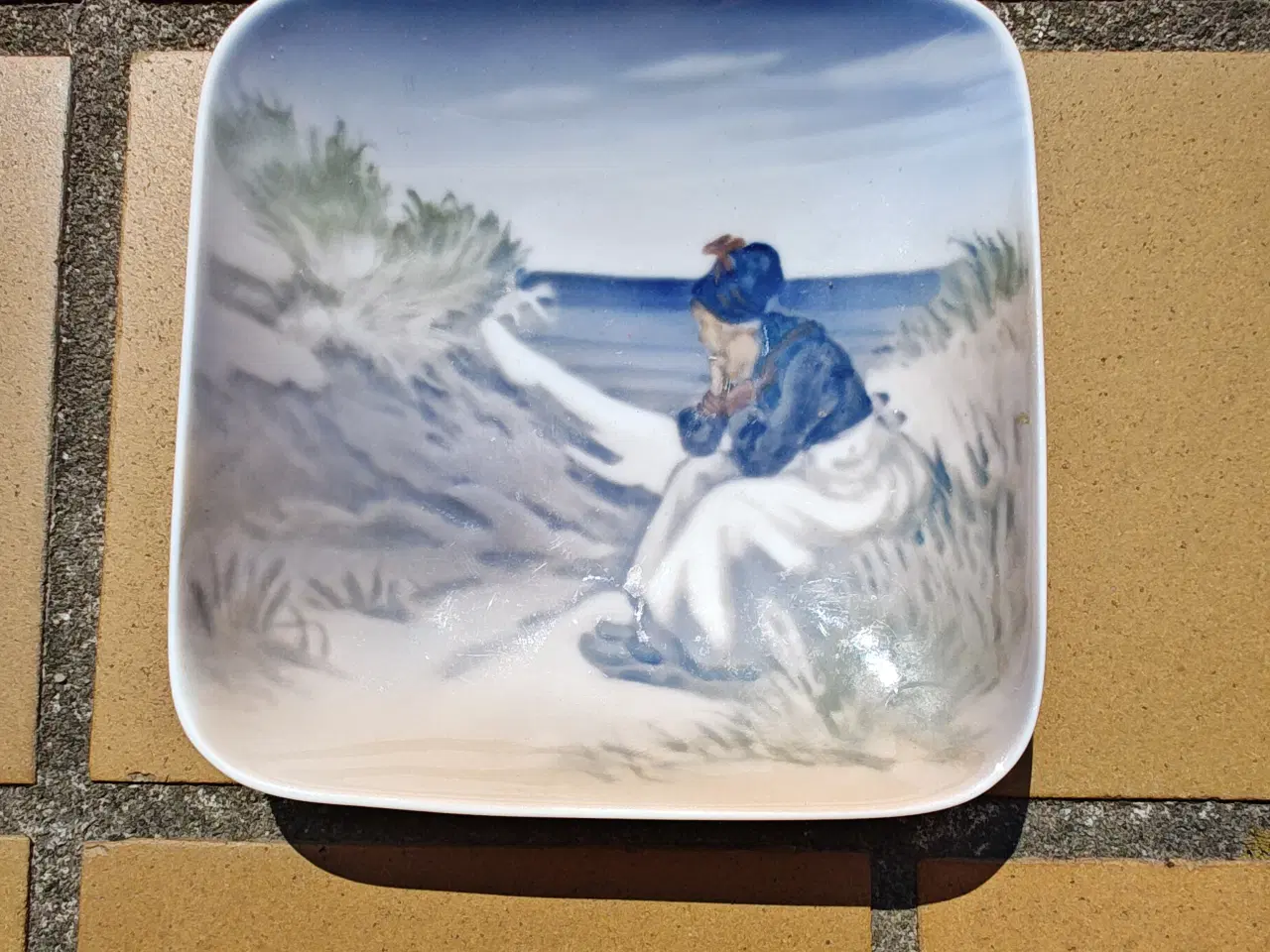 Billede 1 - Royal Copenhagen Fanø Pige platte 3674