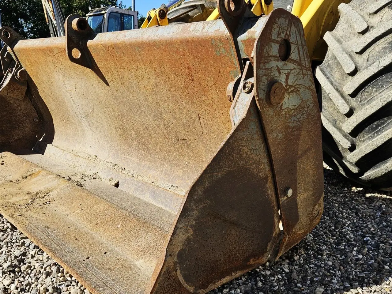 Billede 9 - New Holland LB115-4PS / skovlsæt / hydraulisk udskud / 6700 timer