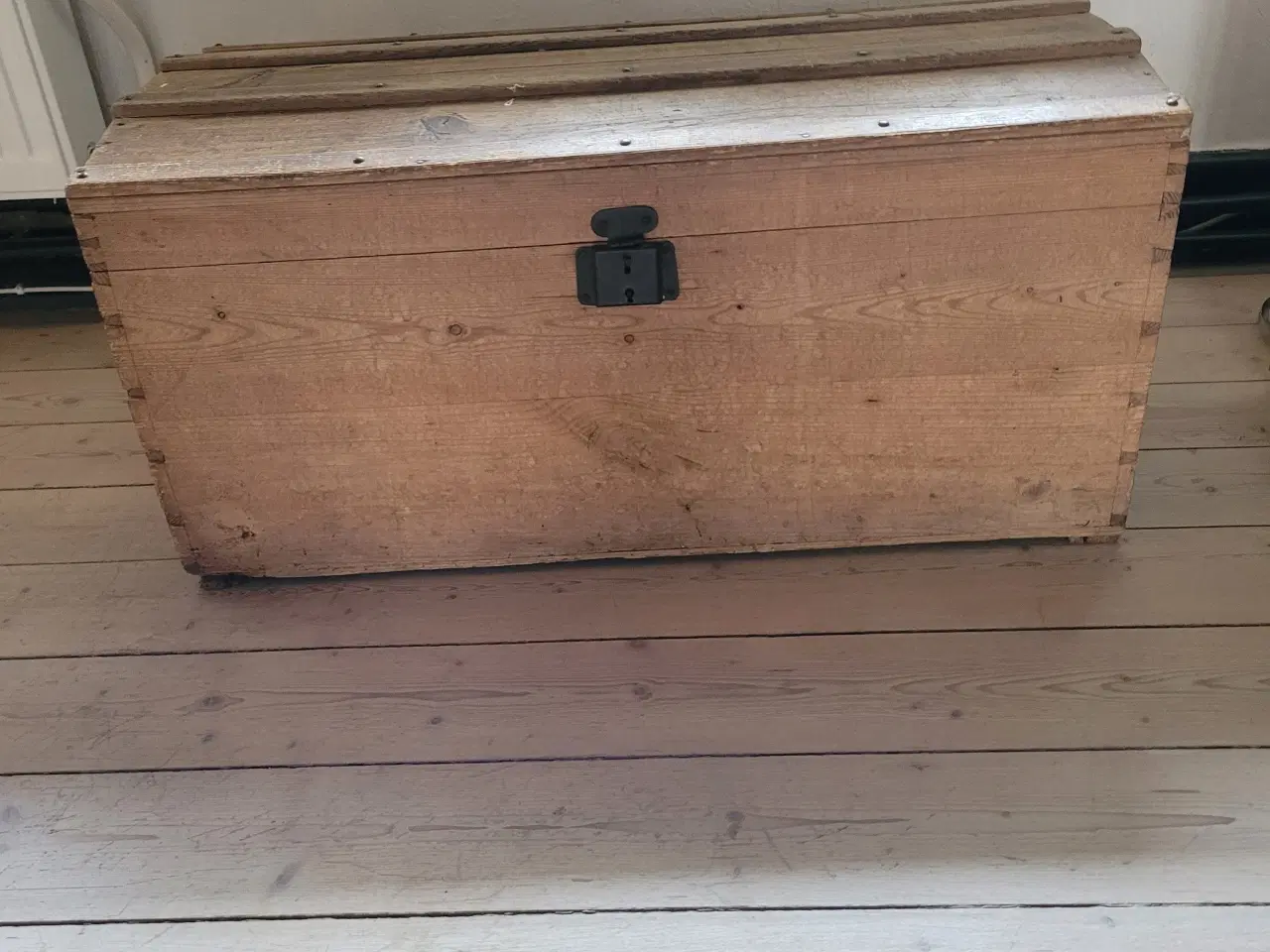 Billede 1 - Meget gammel kiste i egetræ