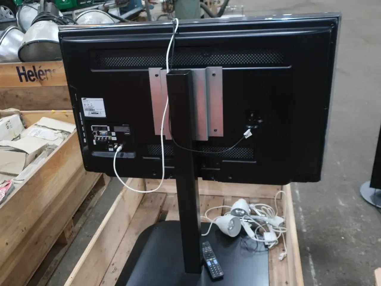 Billede 2 - TV 40" SAMSUNG LE40D570 m. fjernbetjening samt to lamper