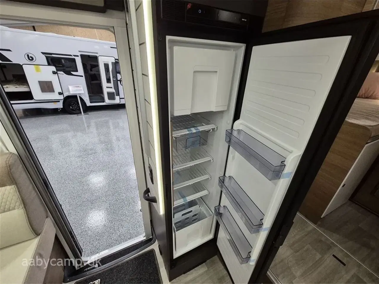 Billede 17 - 2026 - Benimar Mileo 268   Nk pakke. 8 Trins Automatgear. 140 Hk.  200W Solceller. Truma Combi Diesel. Kompressor Køleskab 150L. Emhætte.