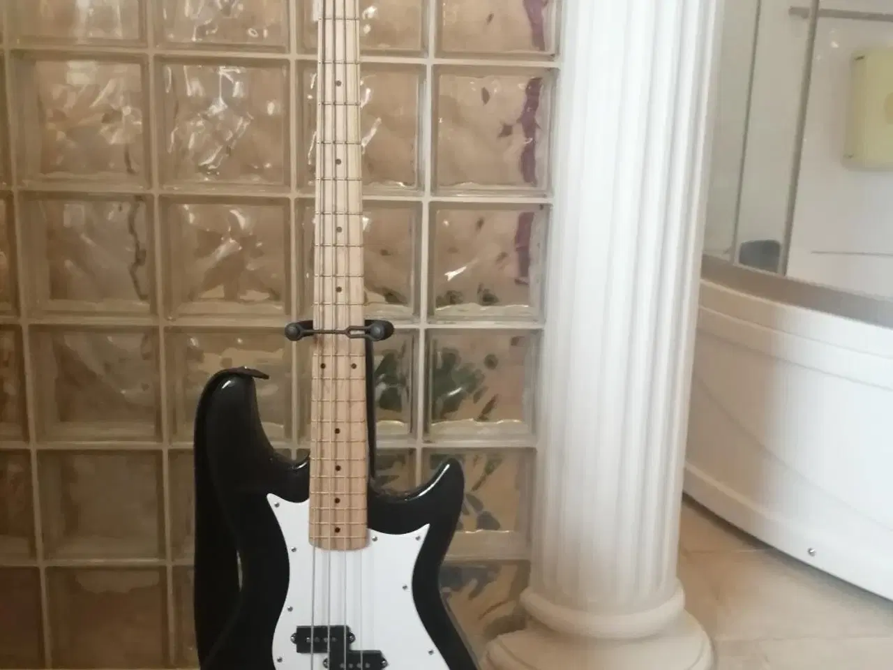 Billede 2 - Bass Guitar med rem og stativ