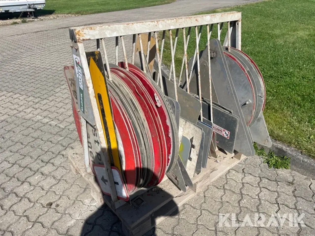 Billede 9 - Diverse vejskilte ca 74 styk med holder