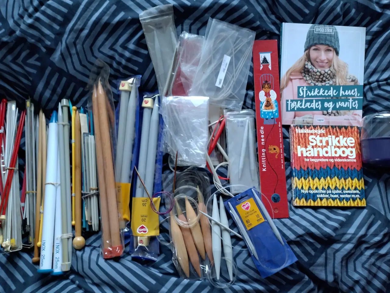 Billede 2 - 7 sække garn + masser af strikkepinde og et par bø