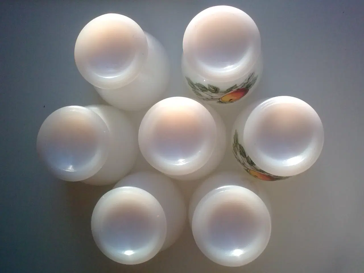 Billede 3 - Opal hvid glas æggebæger x 7 SAMLET m 2 æbler