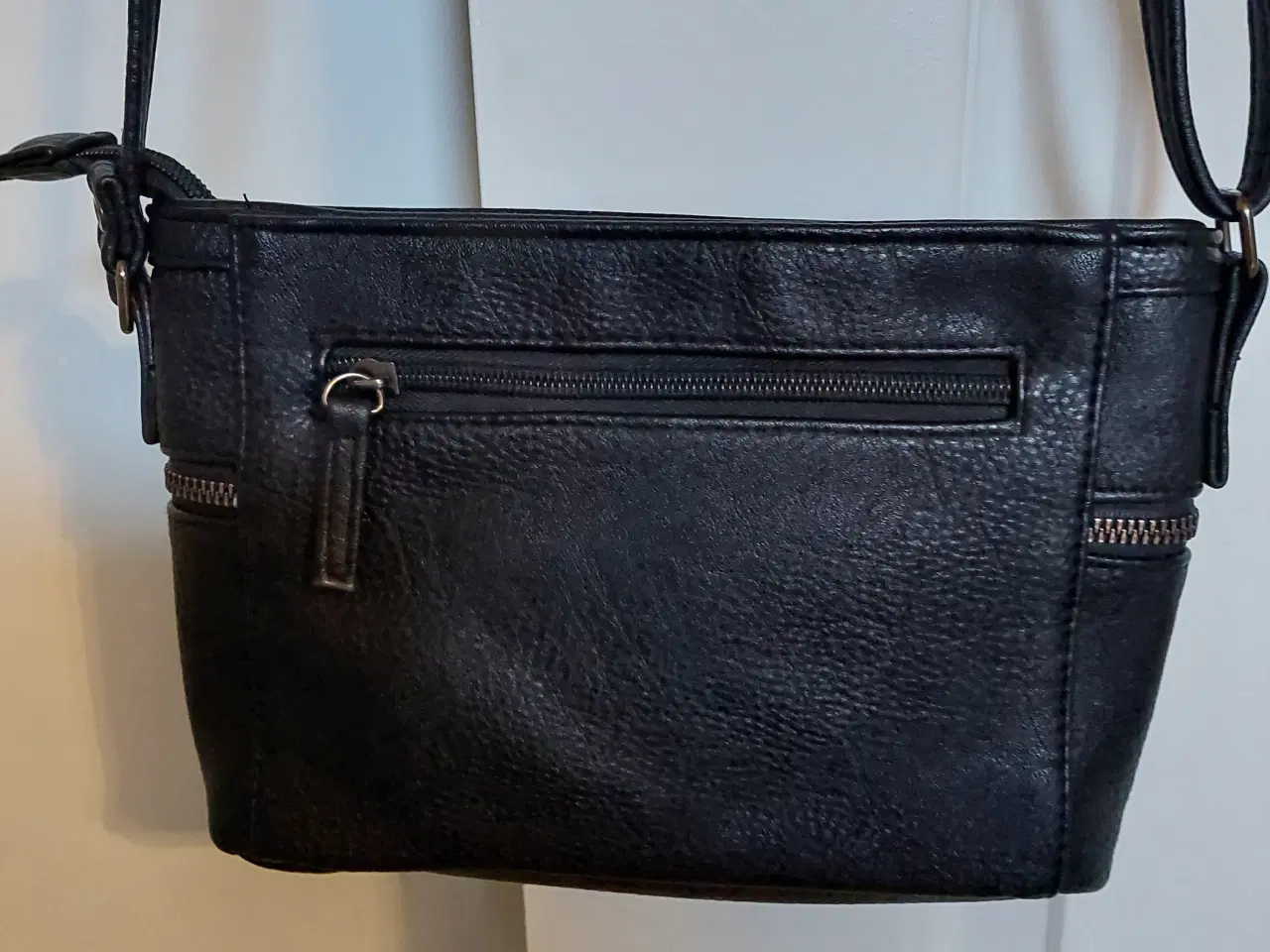 Billede 2 - Fin lille taske Sort m skulderrem 