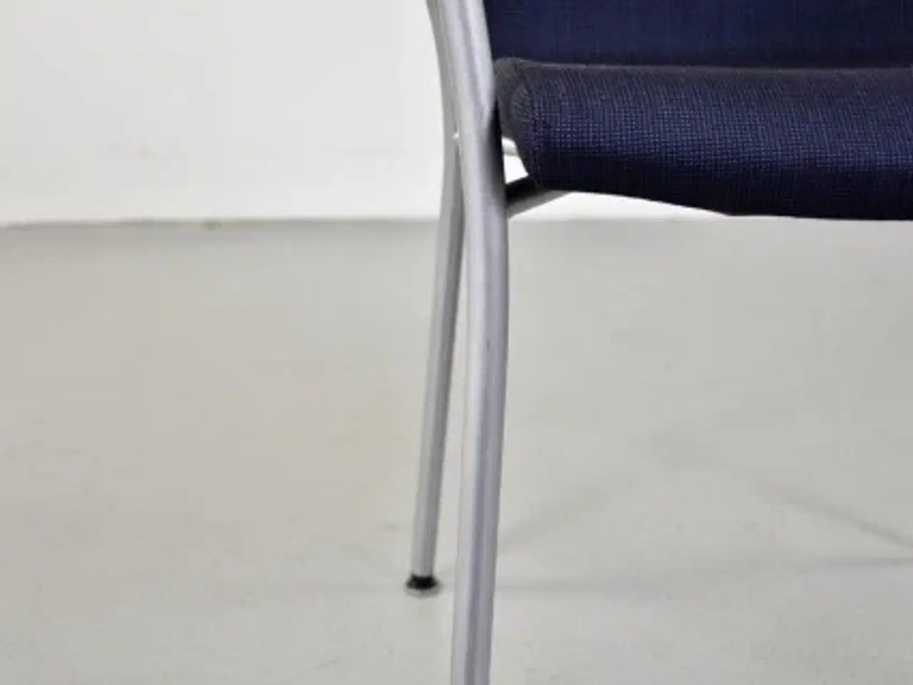 Billede 10 - Akaba gorka konferencestol med sort/blå nistret polster og armlæn