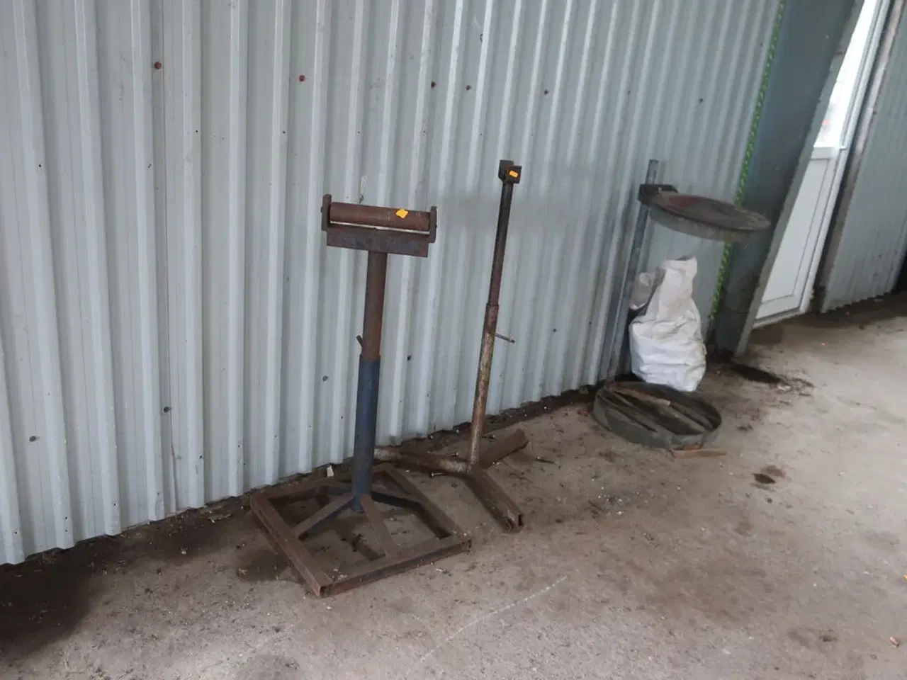 Billede 4 - 2 stk. rullebukke, paller, reoler, reservedele, værktøj, stiger m.m.
