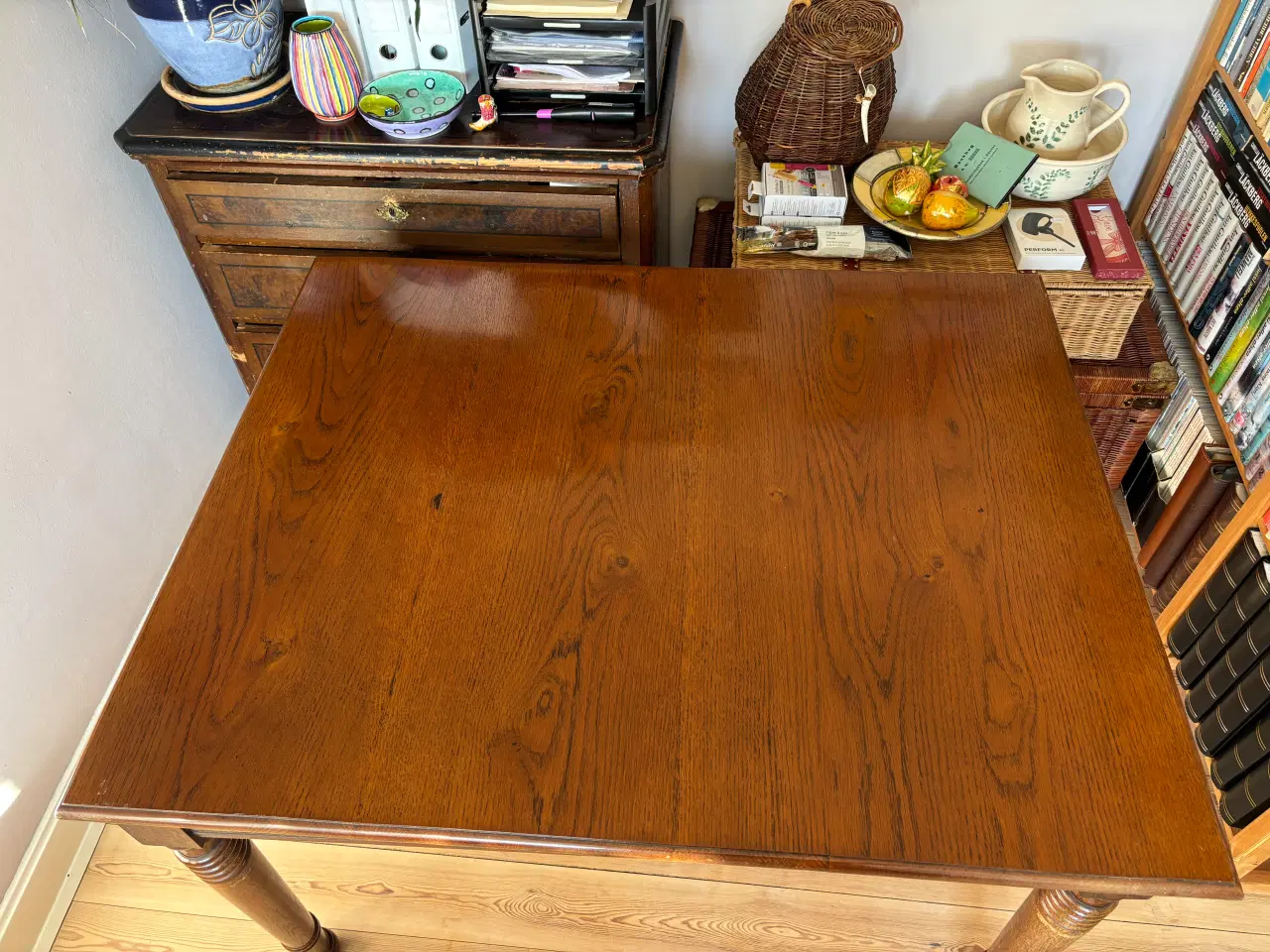 Billede 6 - Spisebord i mørkbejdset eg med 2 tillægsplader