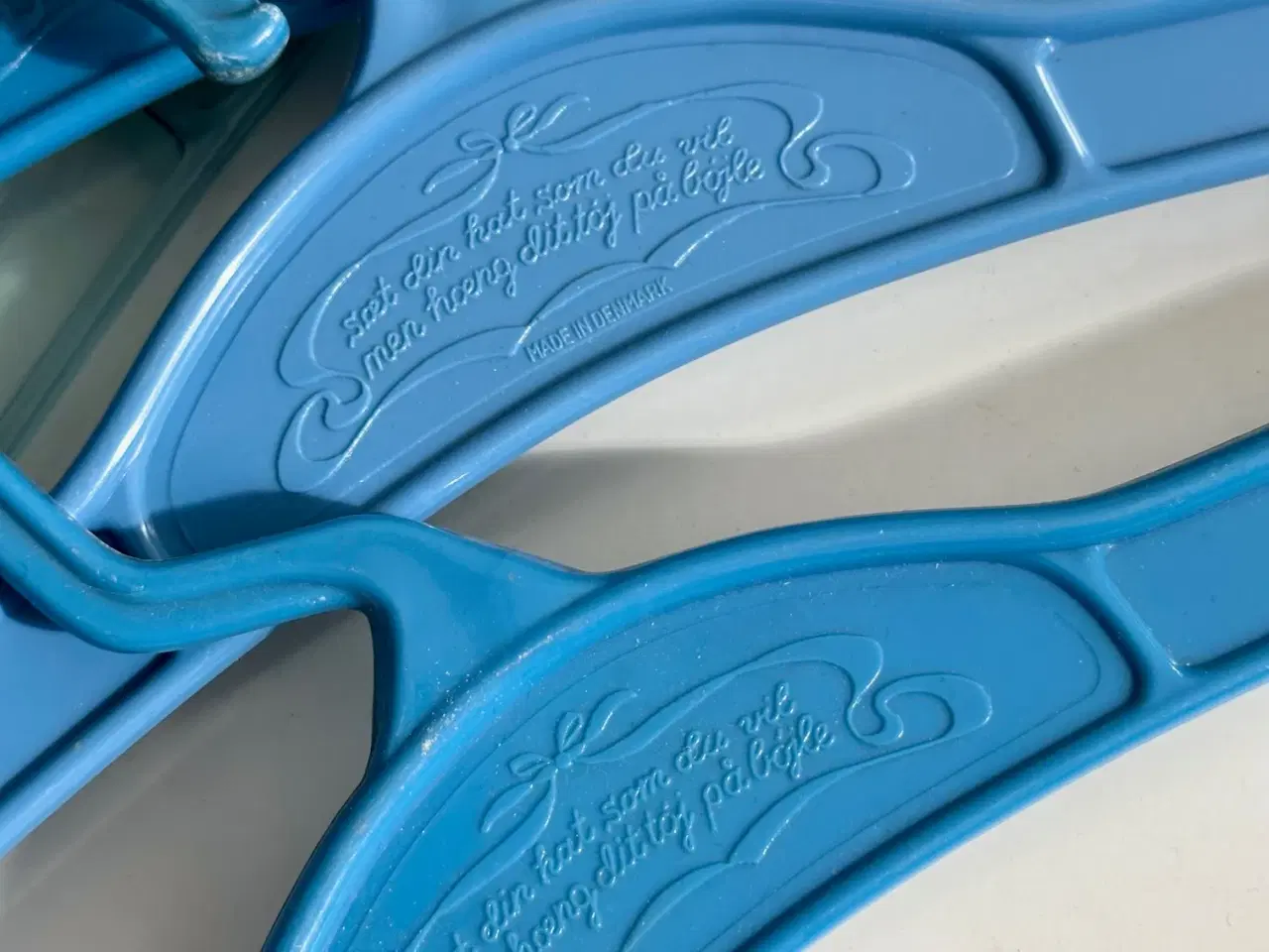 Billede 5 - Retro plastikbøjler, blålige, 7 stk samlet