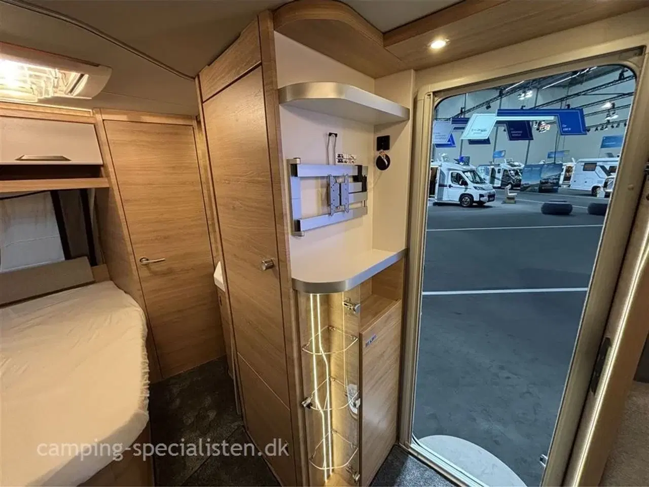 Billede 6 - 2026 - Knaus Südwind 450 FU   Nyhed 2026 Knaus 450 FU BLACK SELECTION kan snart ses hos Camping-Specialisten.dk