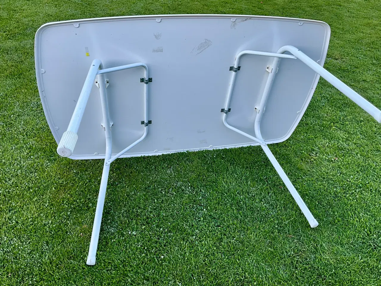 Billede 4 - Stabilt plastbord med metalstel