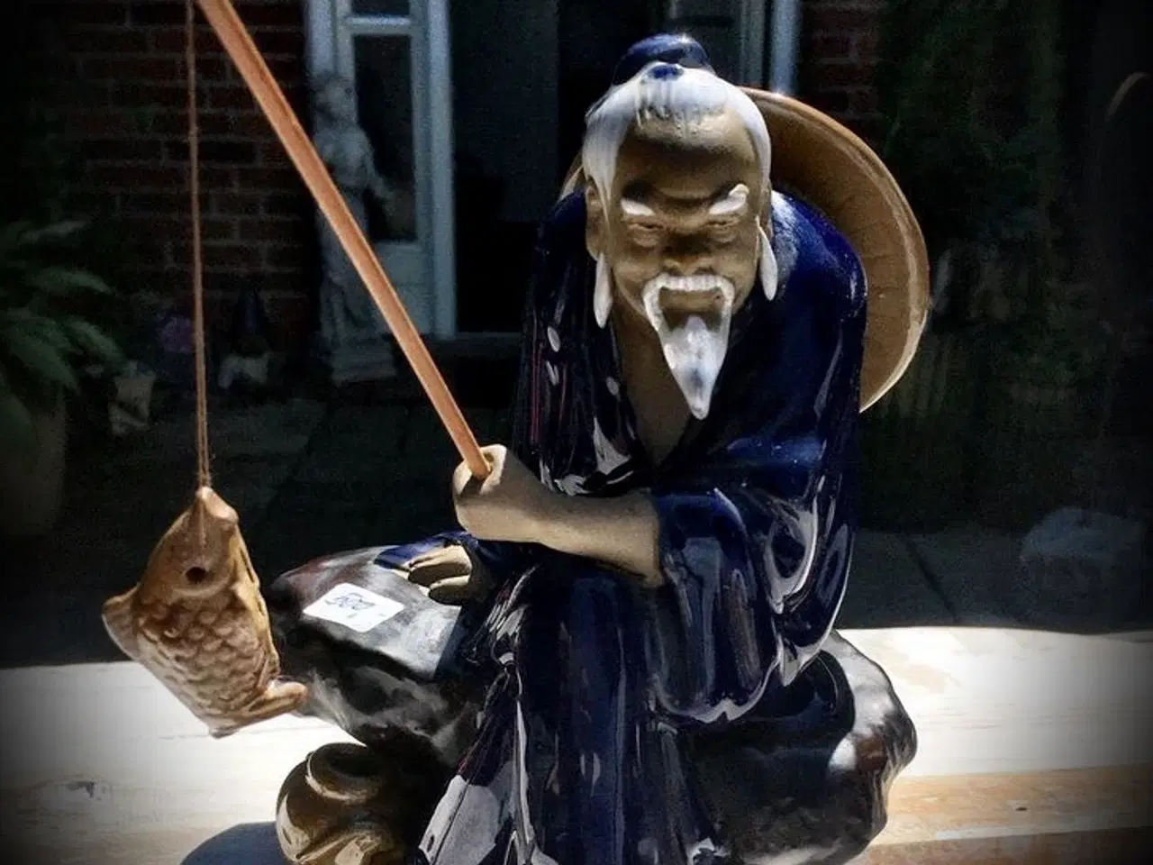 Billede 1 - * Japansk keramikfigur; Gammel fisker (17 cm)