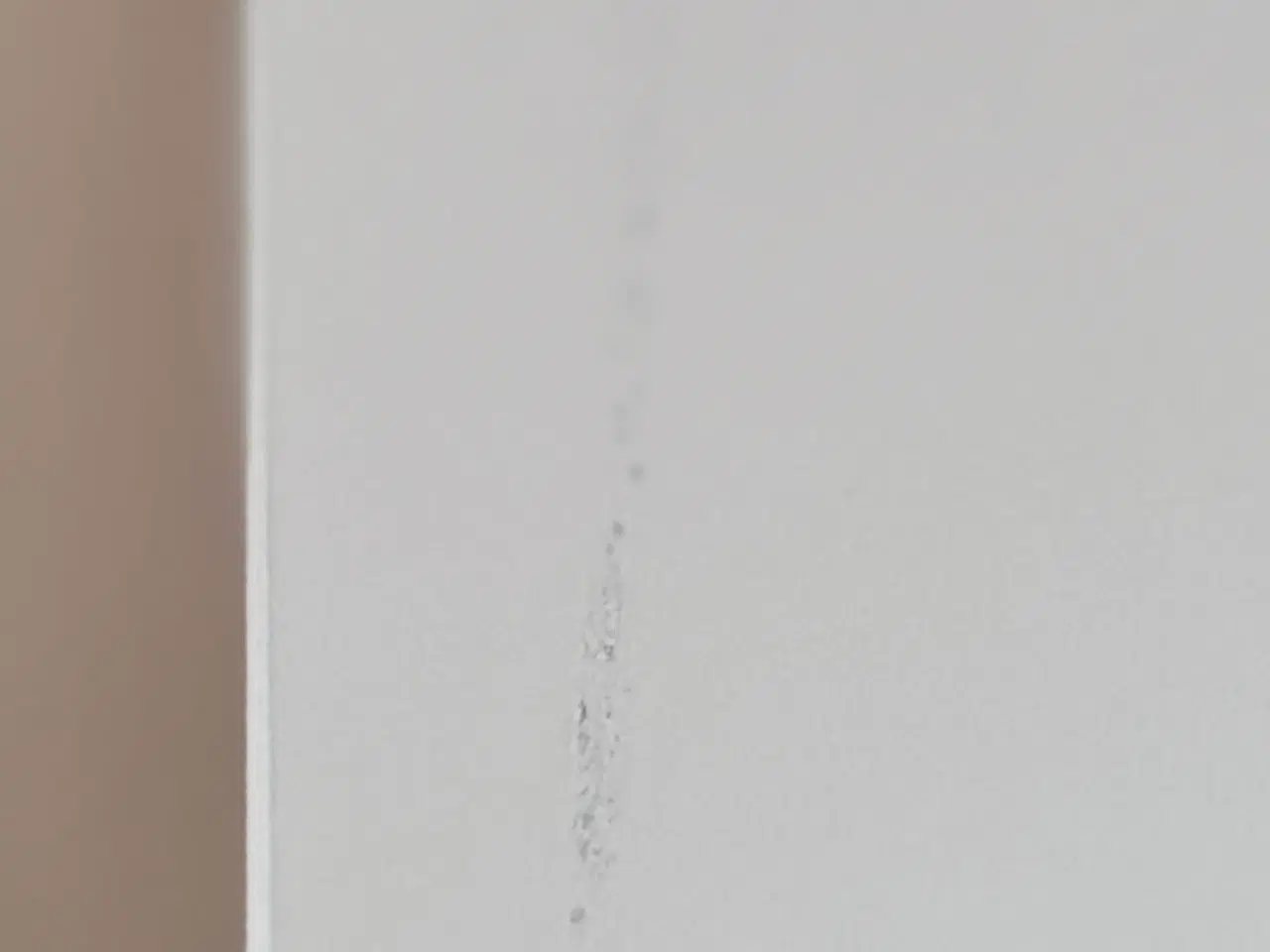 Billede 9 - Næsten nyt børneskab med bøjlestang