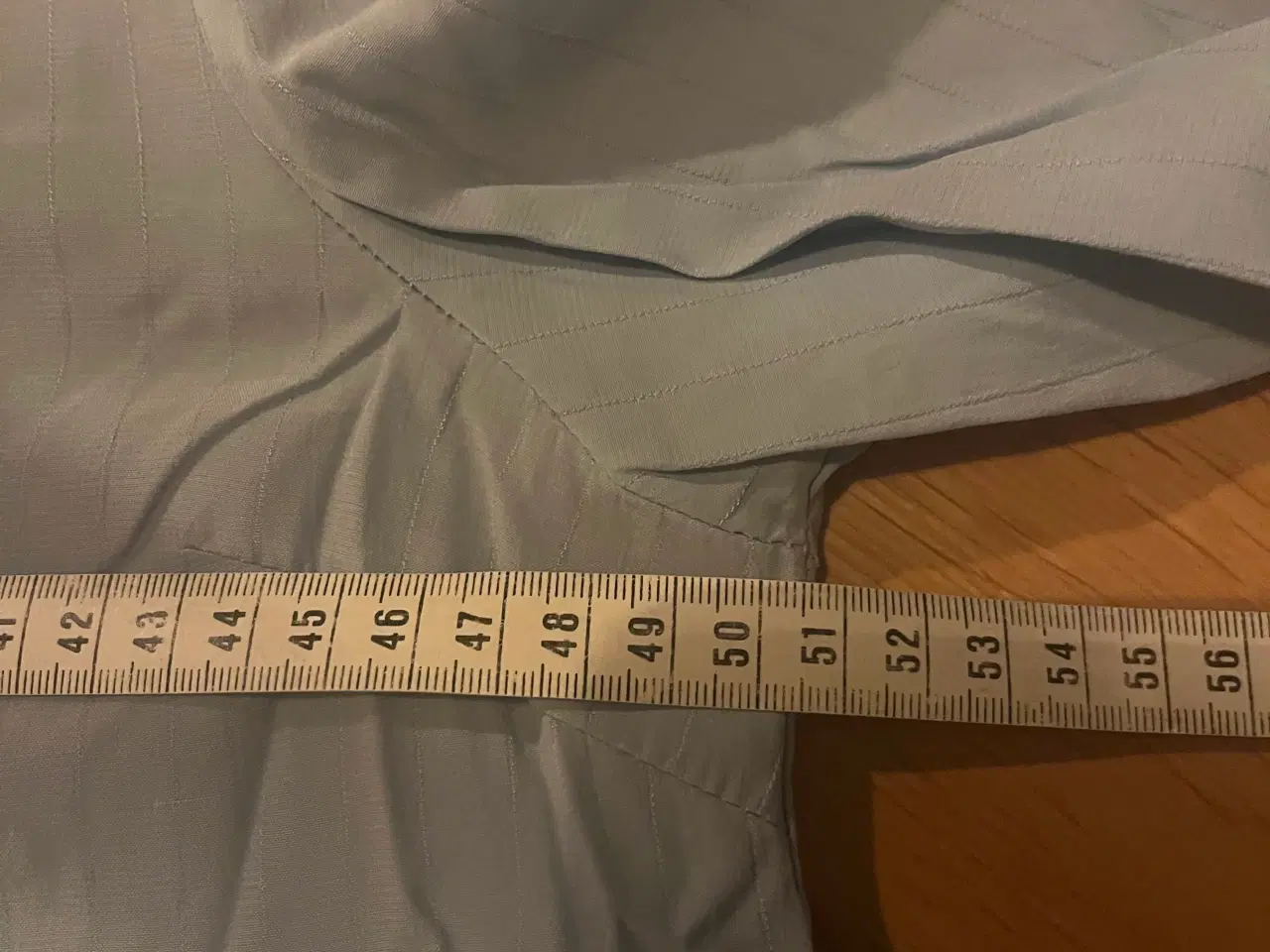 Billede 7 - Sød bluse med stolpelukning og flæsedetaljer.