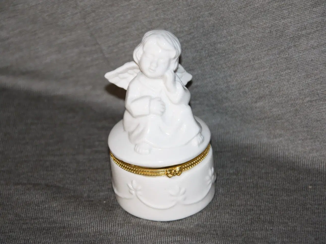 Billede 4 - Skrin af porcelæn i form af påske æg højde 10 cm