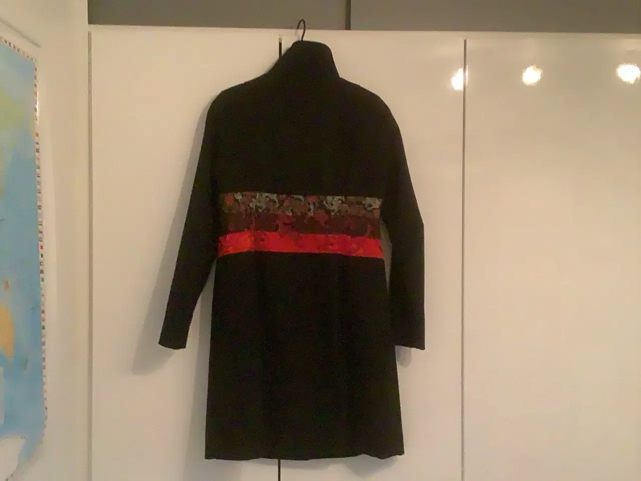 Billede 1 - Frakke sort med rødt - str s