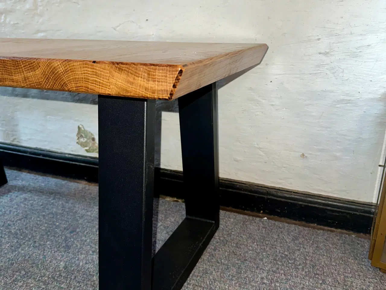 Billede 7 - Massiv sofabord med triangulære sorte stålben