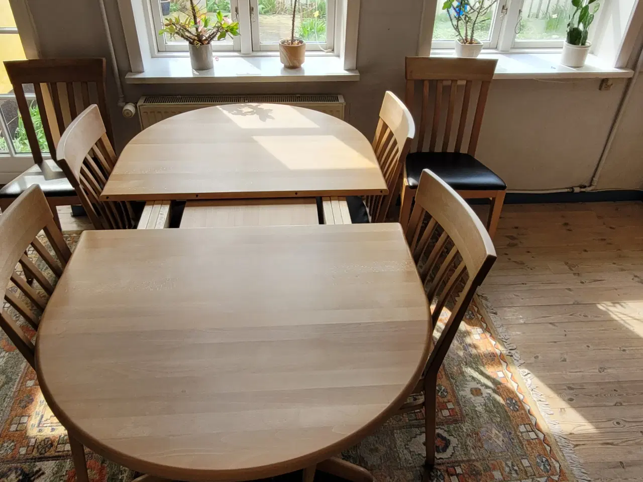 Billede 1 - Udtrækkeligt spisebord med to plader og 6 stole i 