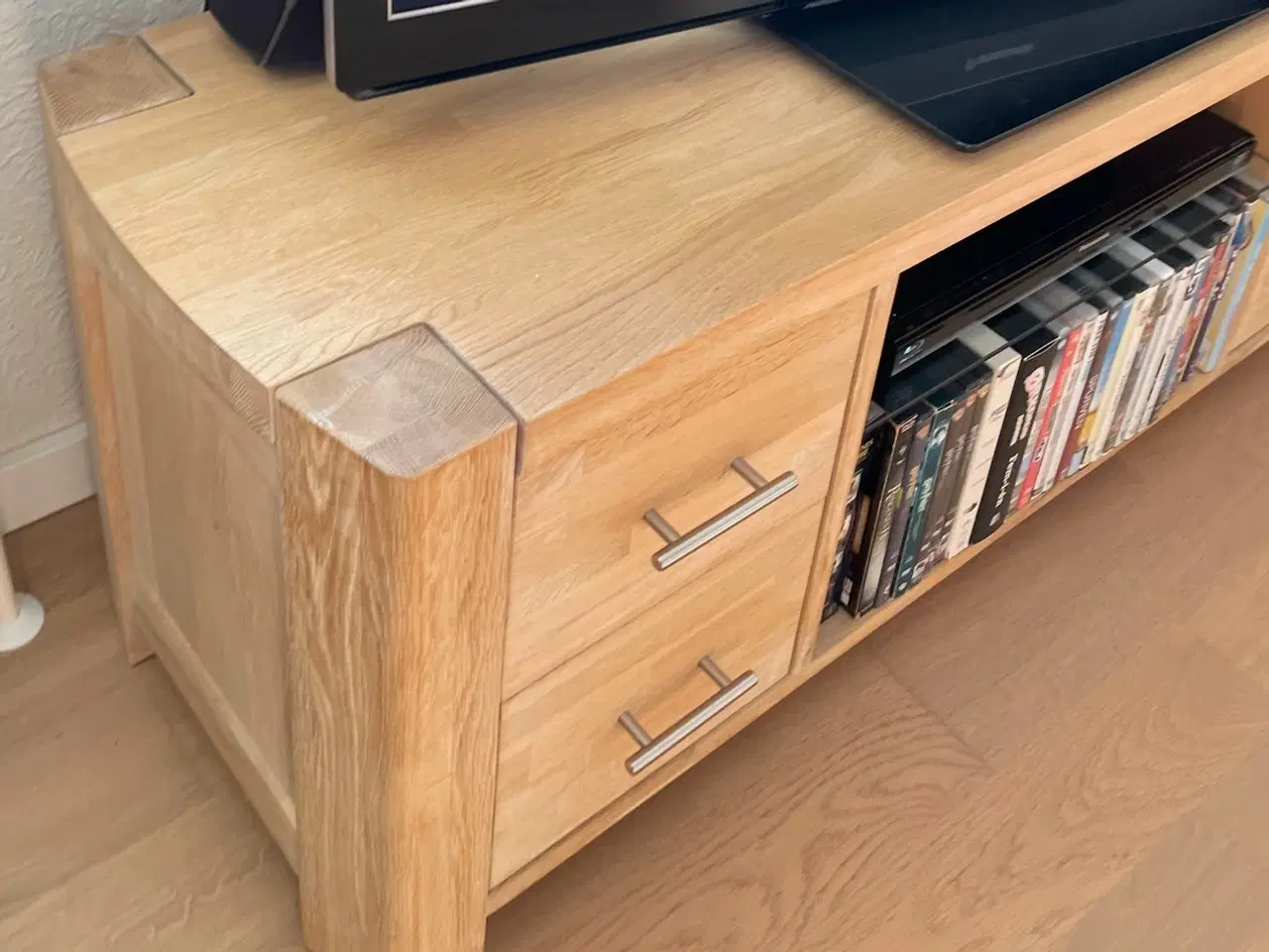 Billede 2 - TV bord i egetræ