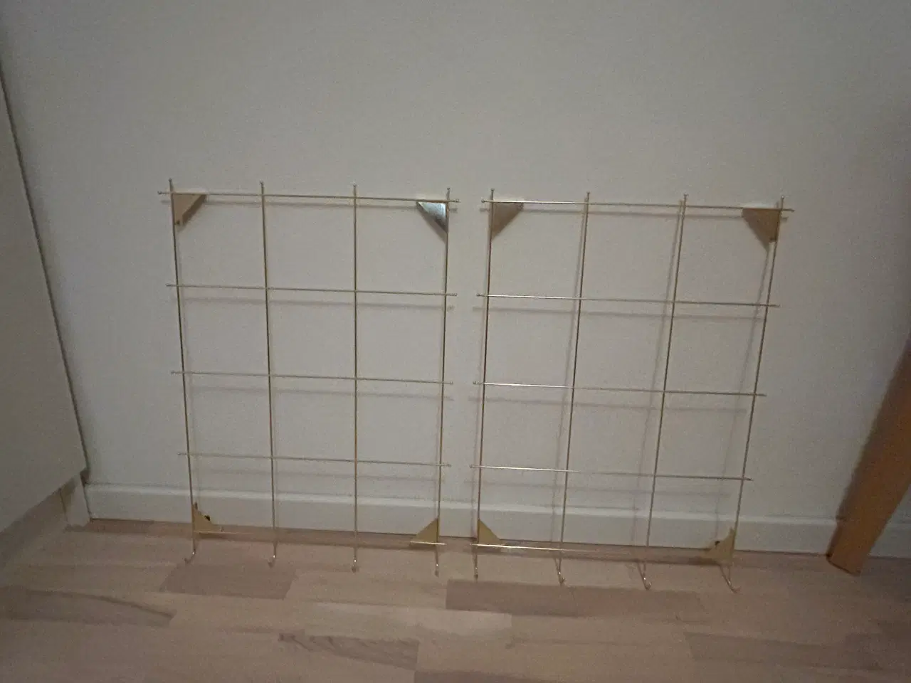 Billede 1 - Opslagstavle i metal gitter, guldfarvet