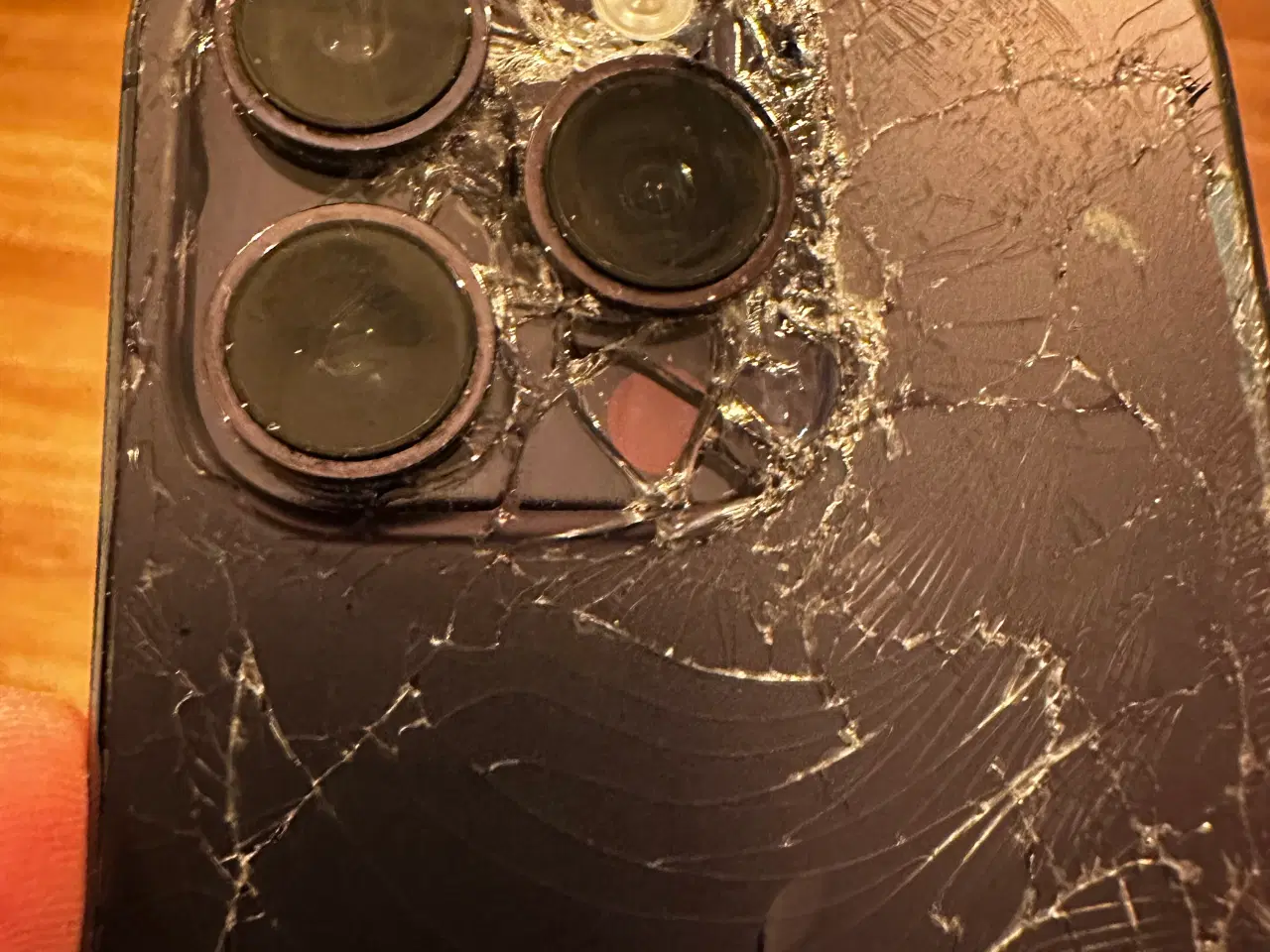 Billede 5 - iPhone 14 Pro 256 GB bagsiden defekt 