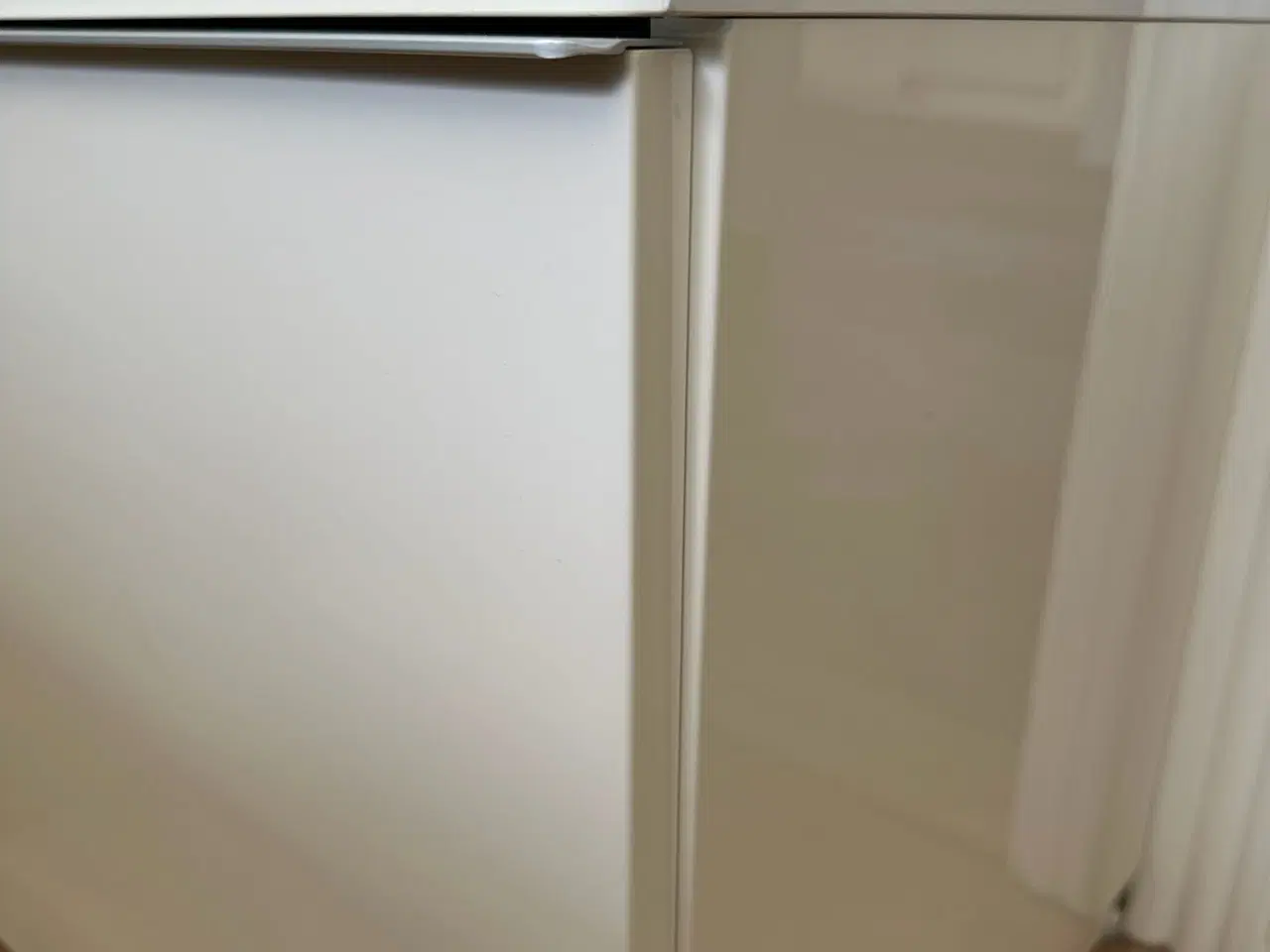 Billede 6 - IKEA tv-bord/skænk i hvid højglans med to skuffer 