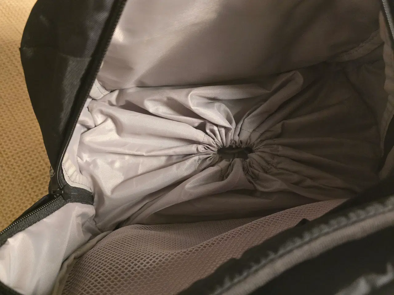 Billede 5 -  Sort Packsafe rygsæk