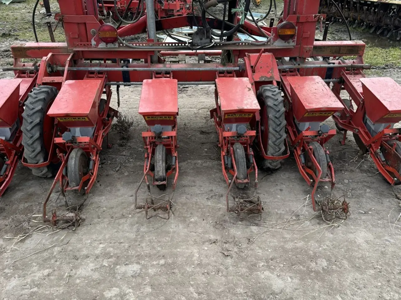 Billede 9 - Becker 12 rækket såmaskine med udstyr til flydende gødning. Fronttank medfølger til prisen.
