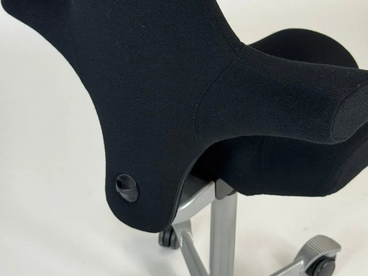 Billede 7 - HÅG Capisco 8106 - 265 mm gaslift - Nypolstret i Sort