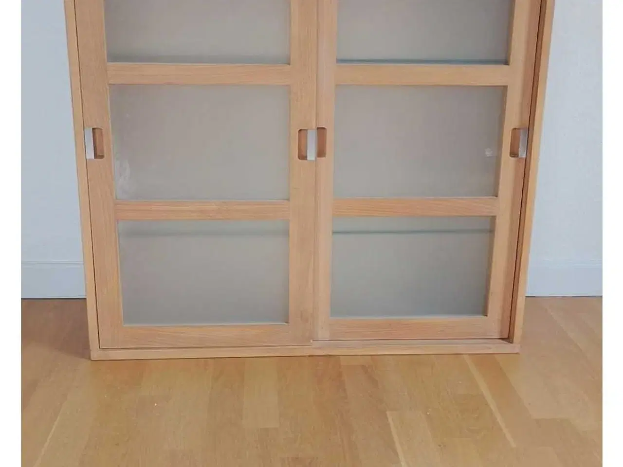 Billede 5 - Pænt og velholdt vitrineskab til ophæng sælges 