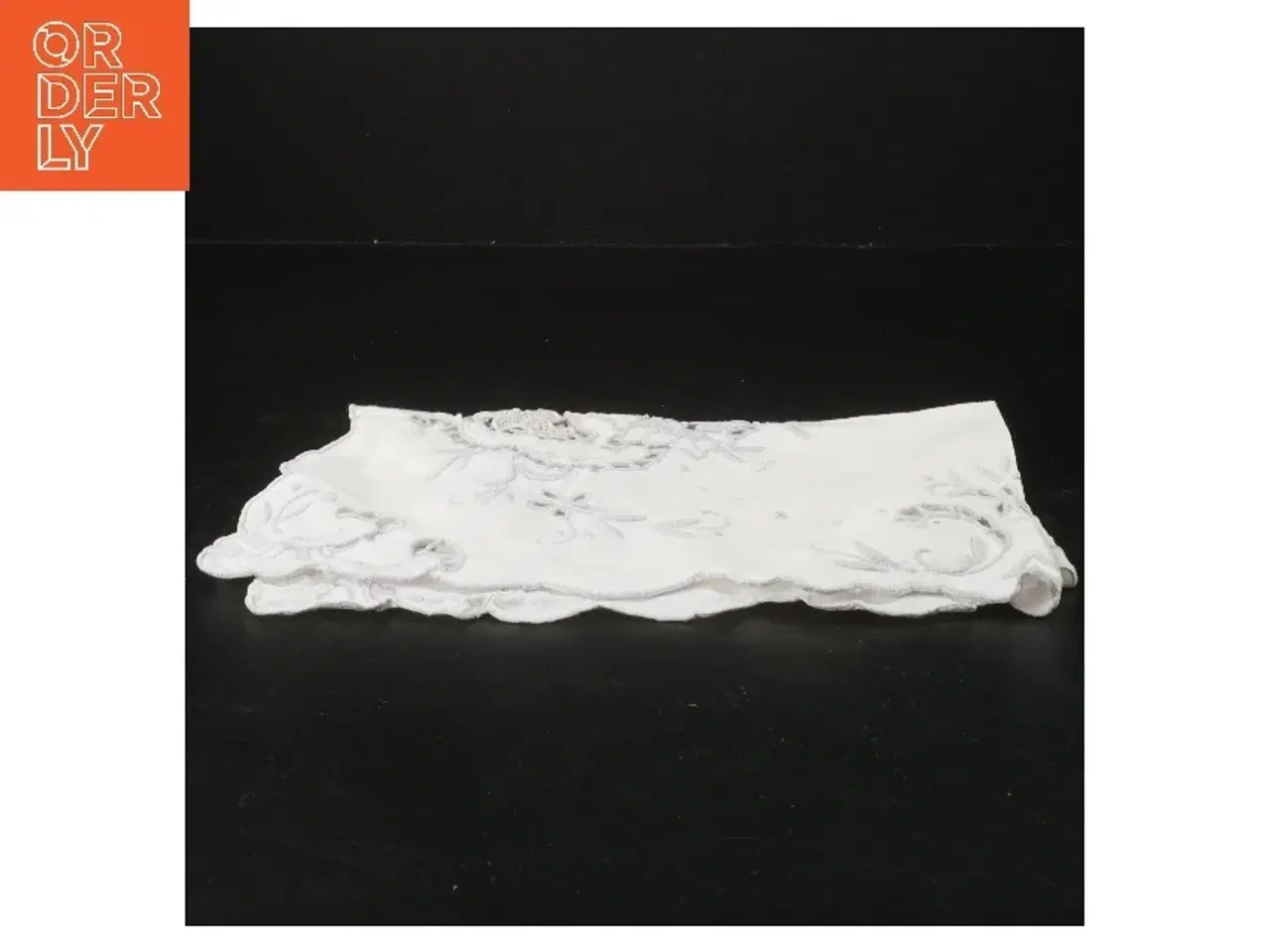 Billede 2 - Broderet hvid dug (str. 31x45 cm)