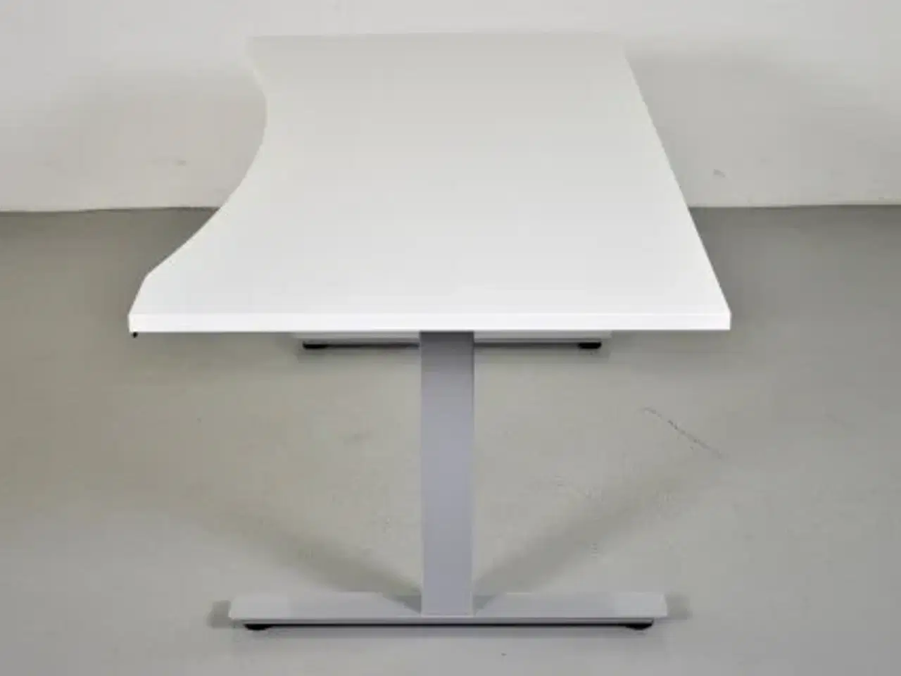 Billede 2 - Hæve-/sænkebord med hvid plade og mavebue, 160 cm.