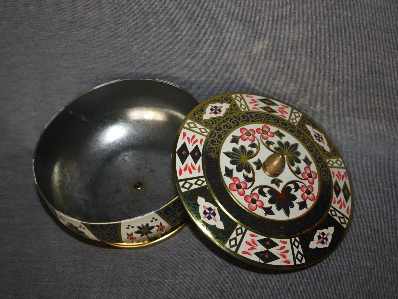 Billede 2 - Crown Derby dåse med låg  17,5 cm