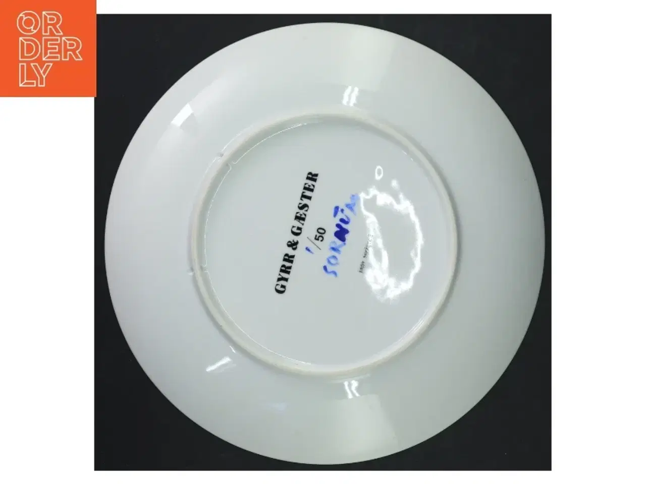 Billede 3 - Kunstnerisk porcelænstallerken fra Gyrr Og Gæster (str. 24 cm i diameter)