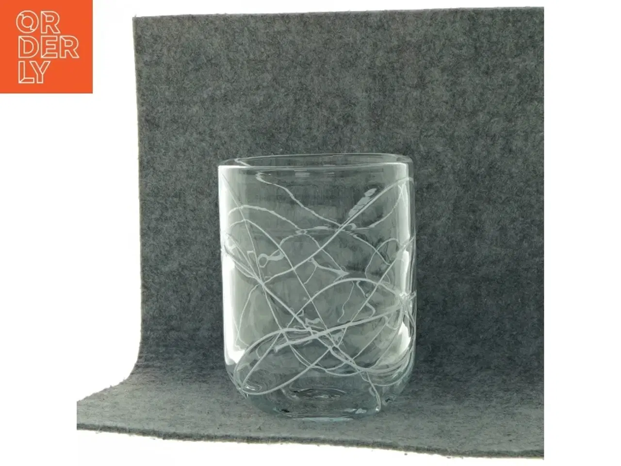 Billede 1 - Flot lille glasvase  (str. O 10 cm)