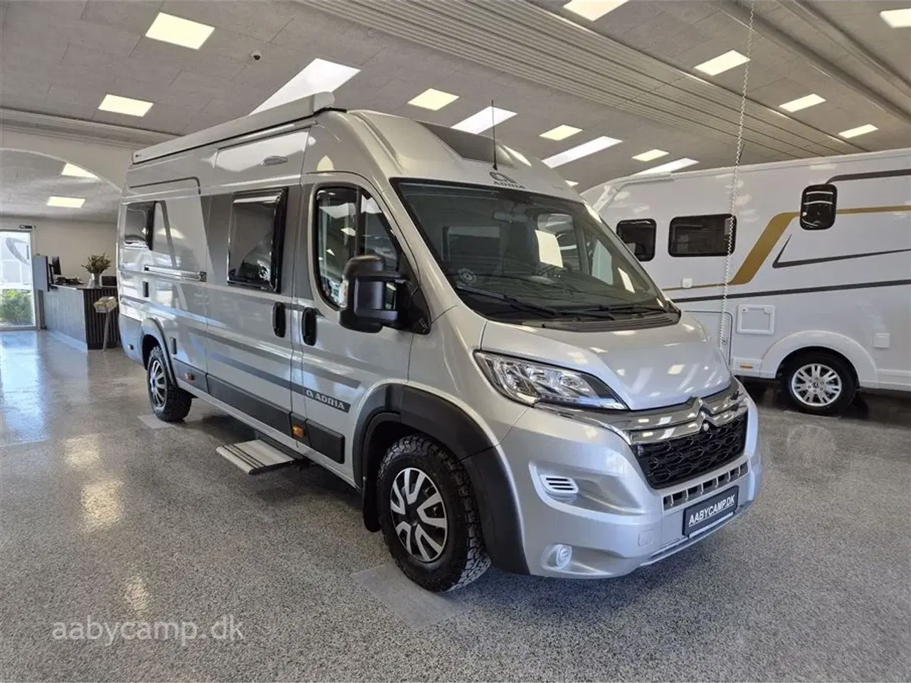 Billede 1 - 2020 - Adria Twin Axess 640 SL   langsgående senge. El-markise. 2x lithium. 2x TV. victron lader. victron booster. solceller. luft på bagaksel. Fyldegas.  kompressor køleskab. helårsdæk. undervognsbehandlet-.clesana Toilet.