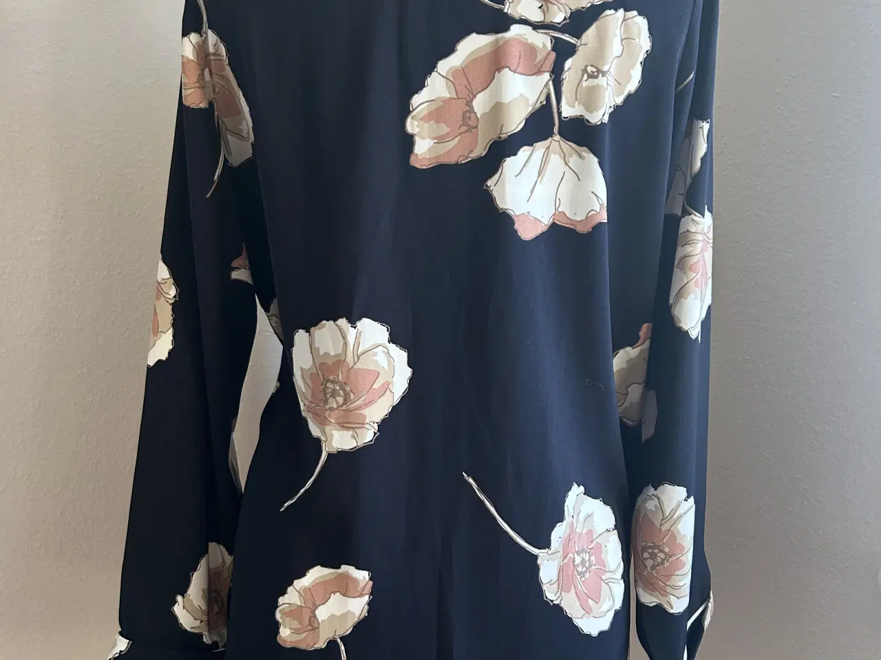 Billede 2 - Dobbeltradet blazer. Blå med blomster