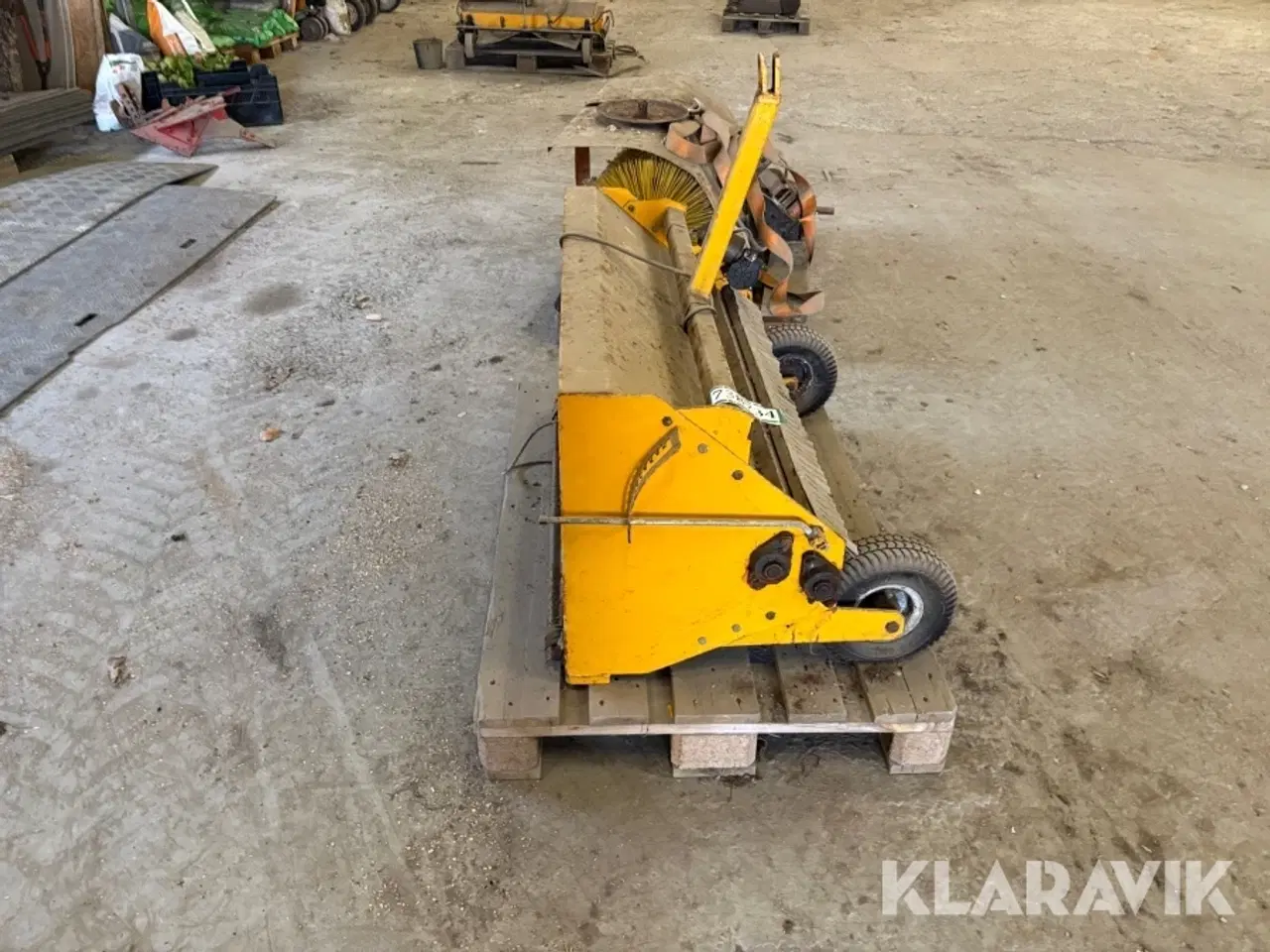 Billede 2 - Vintersæt med saltudlægger og kost Stiga PA402 - 2 enheder