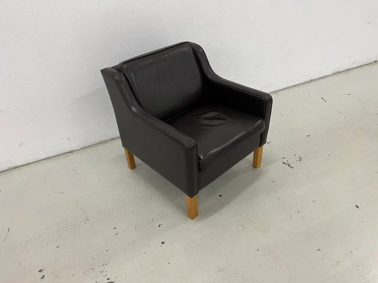 Billede 2 - Mogens Hansen MH195 lav stol i Dark Brown læder.