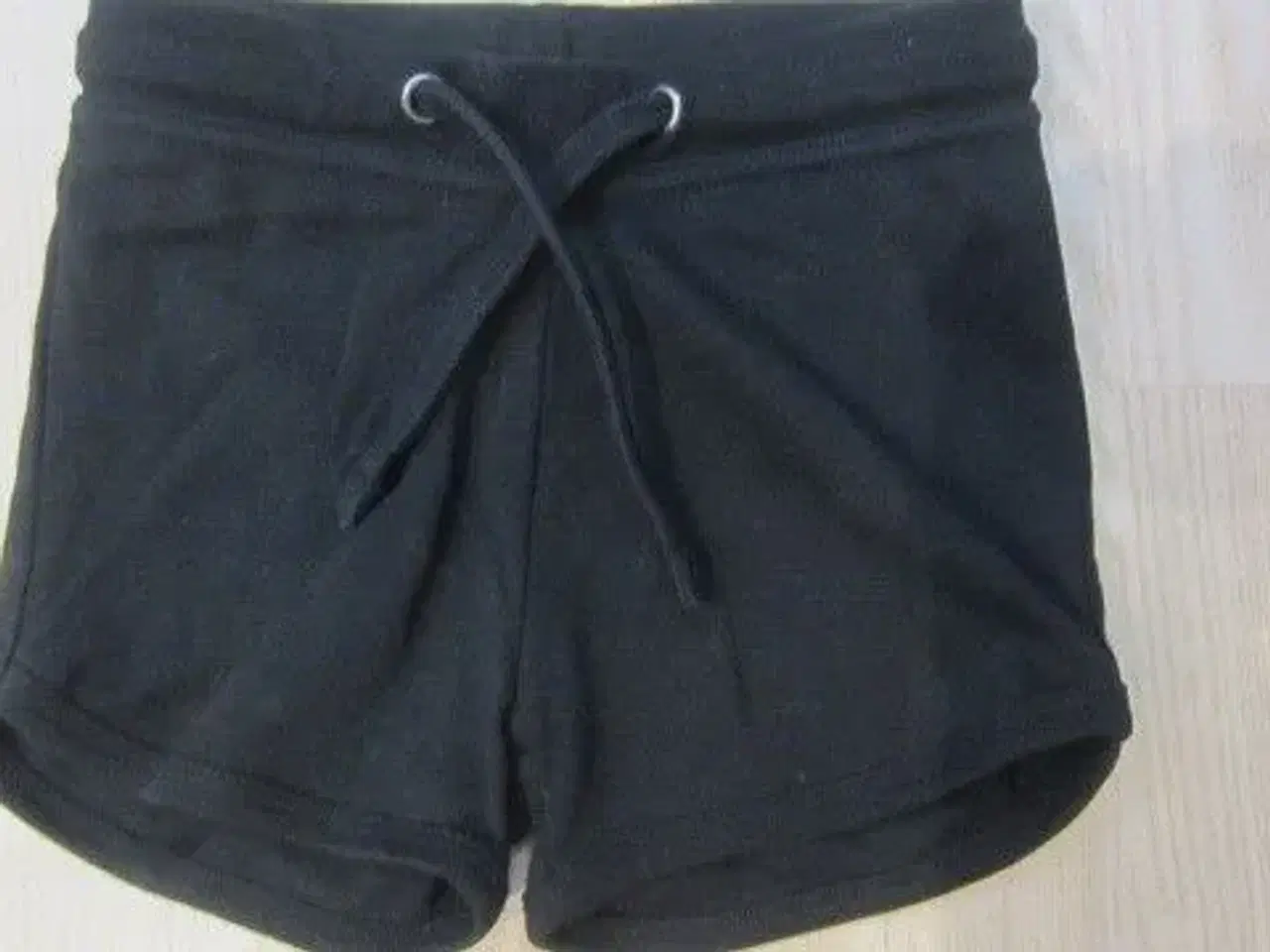 Billede 1 - Str. 4-6 år, sorte sports shorts