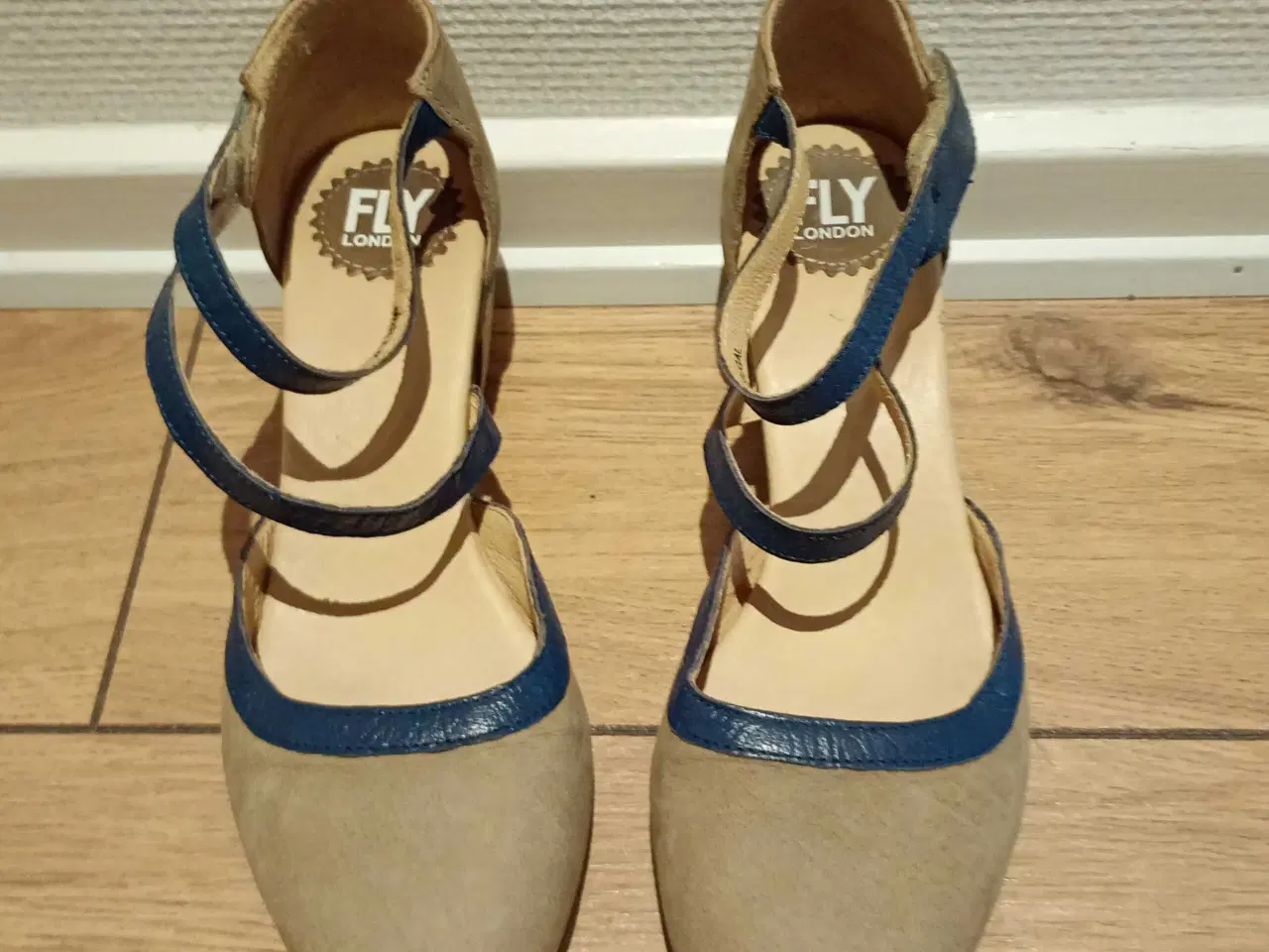 Billede 1 - Fine damesandaler med Velcro, FLY LONDON, str. 38.