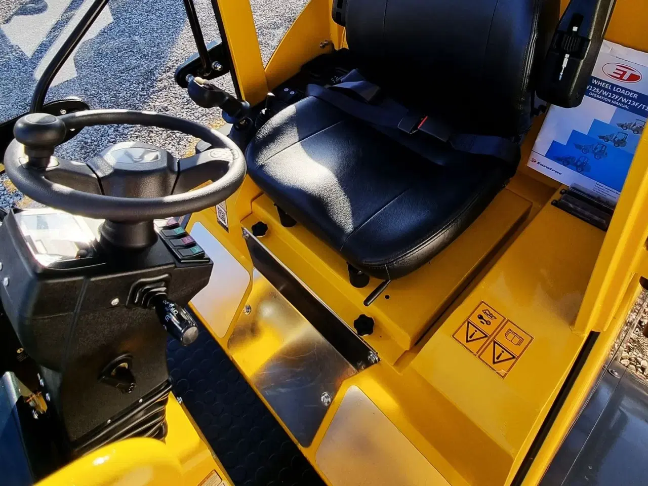 Billede 16 - Eurotrac W12S / lukket kabine / fabriksny / skovl & gafler / Kubota motor