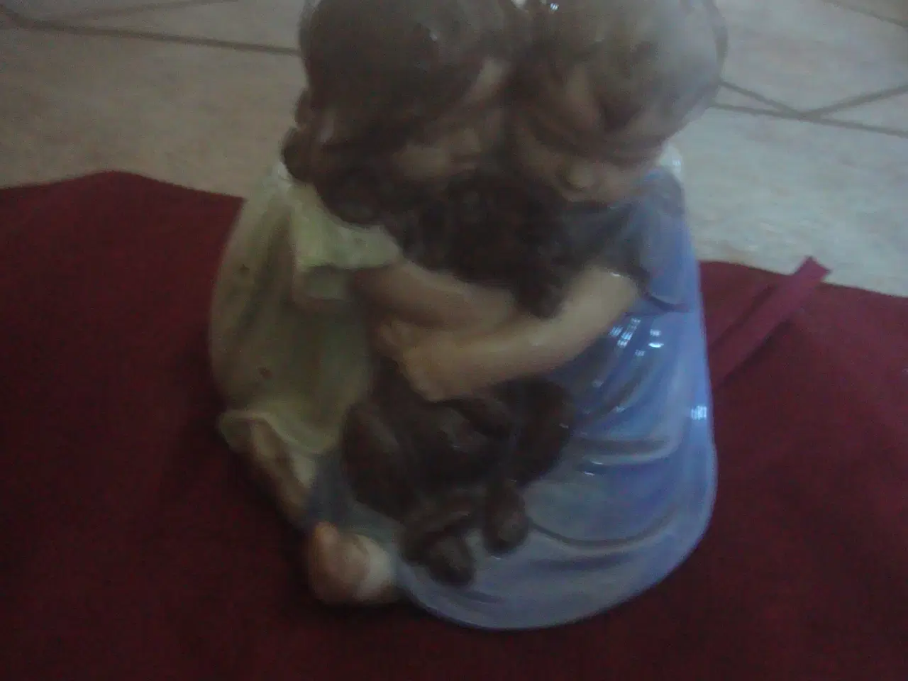 Billede 1 - KGL figur: Børn med gravhund - måler ca 15 cm,perf